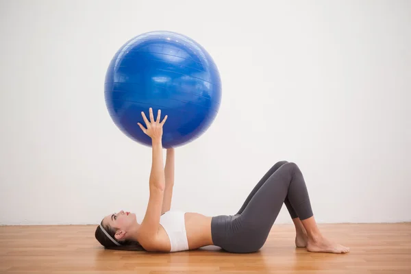 Ajuste morena haciendo ejercicio con bola de ejercicio — Foto de Stock