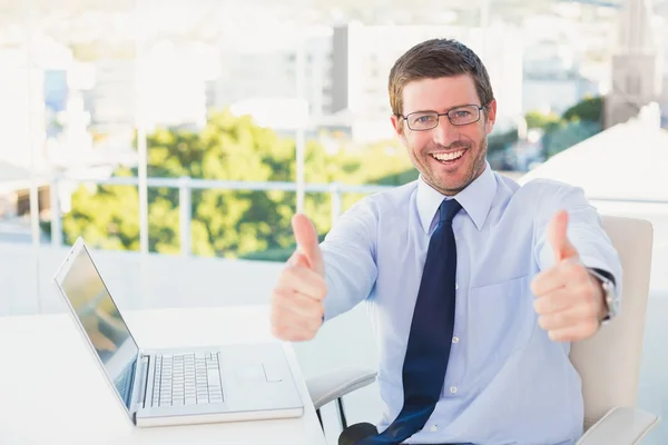 Empresário sorridente mostrando os polegares para cima — Fotografia de Stock