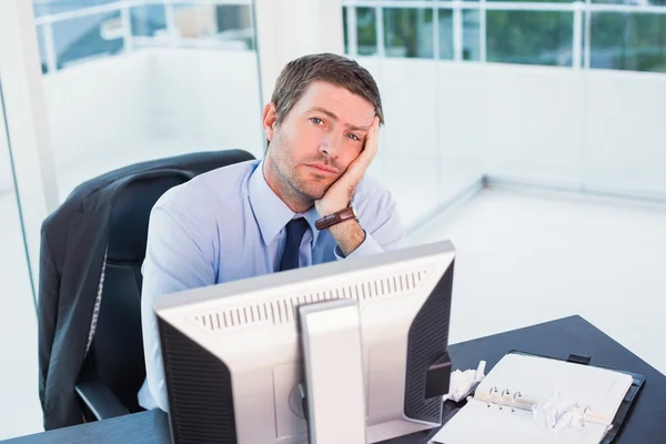 Empresario aburrido en su escritorio — Foto de Stock