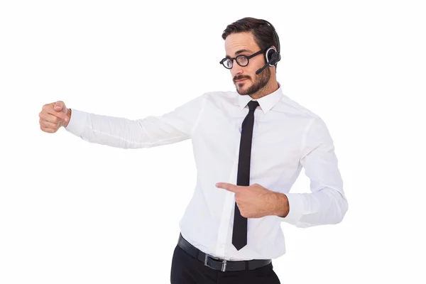 Geschäftsmann trägt ein Headset, während er etwas zeigt — Stockfoto