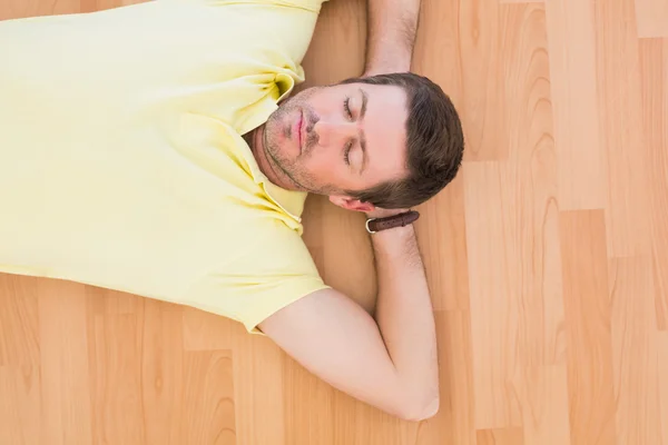 Un homme couché sur le sol à la maison — Photo