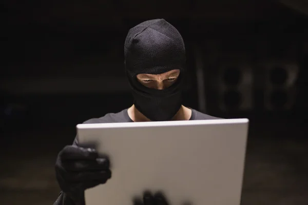 Hacker met behulp van laptop om identiteit te stelen — Stockfoto