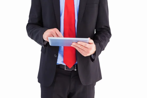 Homme d'affaires défilant sur sa tablette numérique — Photo