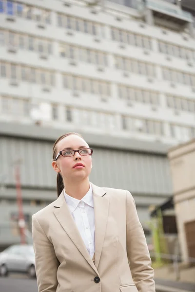 Young businesswoman looking up wearing glasses — Stock Photo, Image