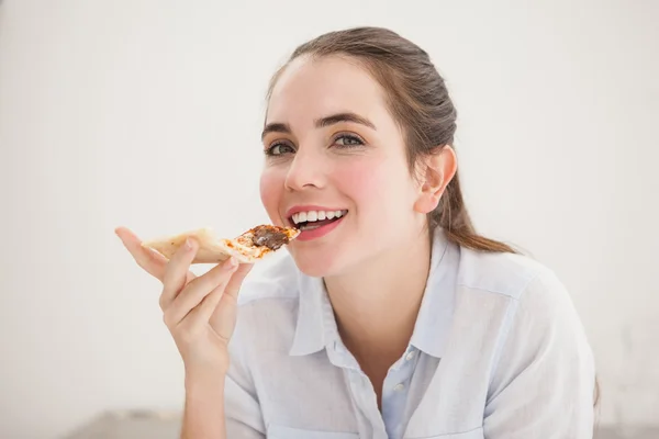 Pretty brunette eating slice of pizza — Stock Photo, Image