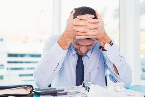 Empresario estresado con la cabeza en las manos — Foto de Stock