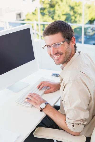 Sorrindo empresário casual em sua mesa — Fotografia de Stock