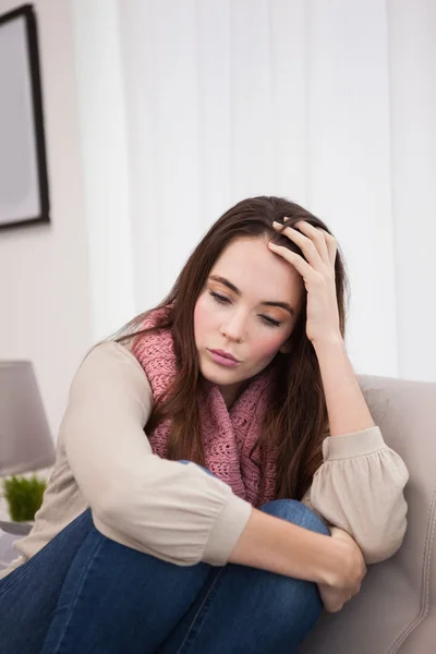 Bella bruna si sente triste sul divano — Foto Stock