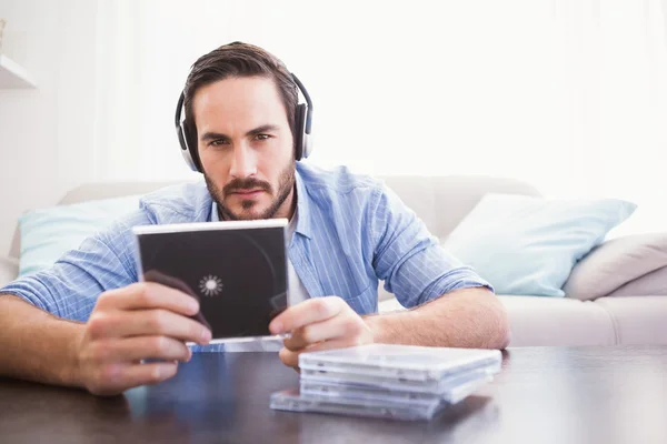 Man håller cd medan du lyssnar på musik — Stockfoto