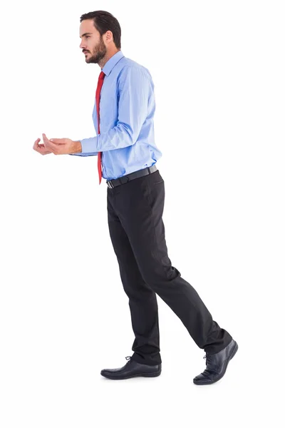 Empresário caminhando enquanto apresenta as mãos — Fotografia de Stock