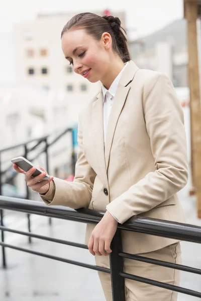 Joven empresaria enviando un mensaje — Foto de Stock