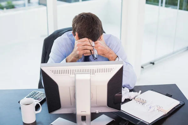 Hombre de negocios desesperado mirando hacia abajo — Foto de Stock