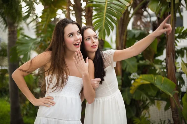 Söt vänner leende i vita klänningar — Stockfoto