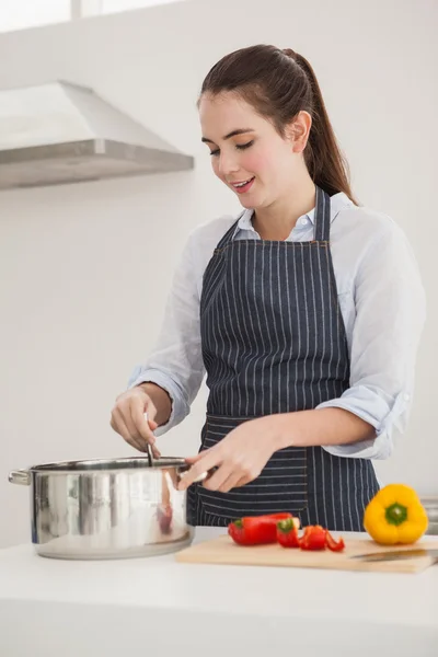 Mooie brunette koken een gezonde maaltijd — Stockfoto