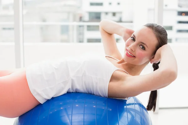 Fit Brünette trainiert mit Gymnastikball — Stockfoto