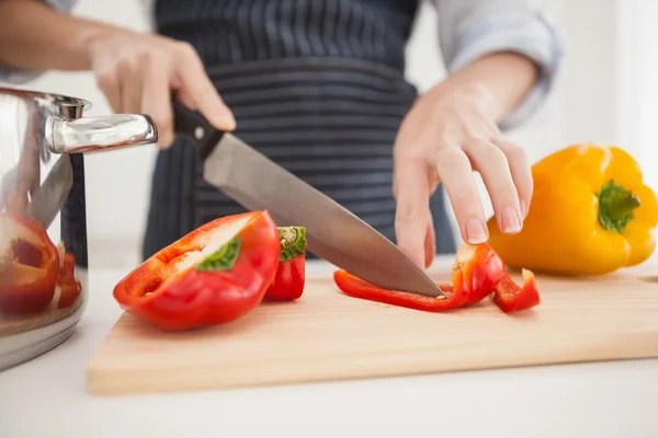 Frau schneidet Paprika in Scheiben — Stockfoto