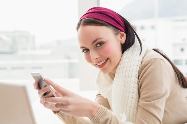 Pretty brunette smiling at camera on bed — Stock Photo, Image