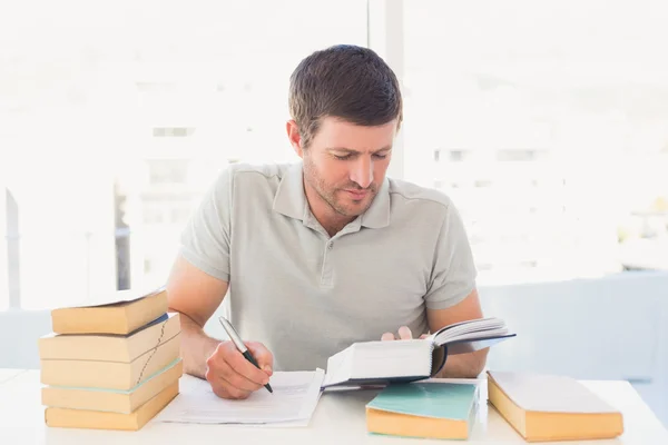 Casual affärsman studerar vid sitt skrivbord — Stockfoto