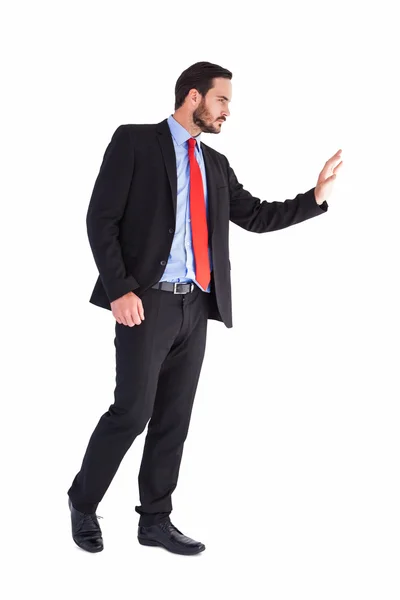 Uomo d'affari a piedi e presentando con le mani — Foto Stock