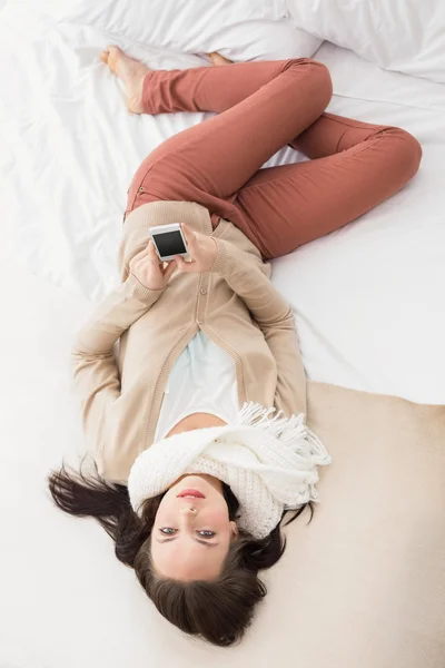 Ładna brunetka wysyłanie tekstu na łóżku — Zdjęcie stockowe