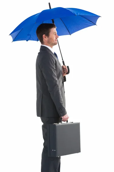 Homem de negócios sério segurando seu guarda-chuva e pasta — Fotografia de Stock