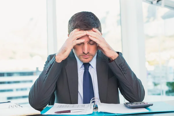 Stressad affärsman med huvudet i händerna — Stockfoto