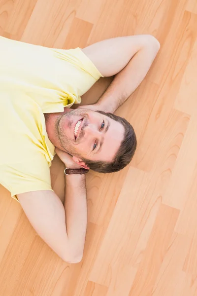 Un homme couché sur le sol à la maison — Photo