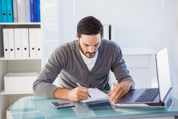 Casual zakenman werken aan zijn bureau gericht — Stockfoto