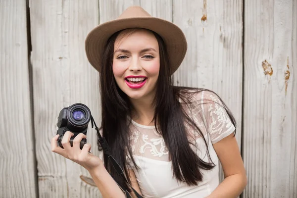 Cantik brunette memegang kameranya — Stok Foto