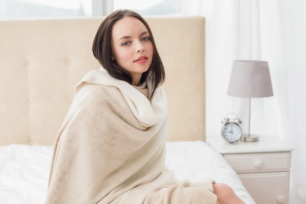 Schön brünette sitzen auf bett — Stockfoto