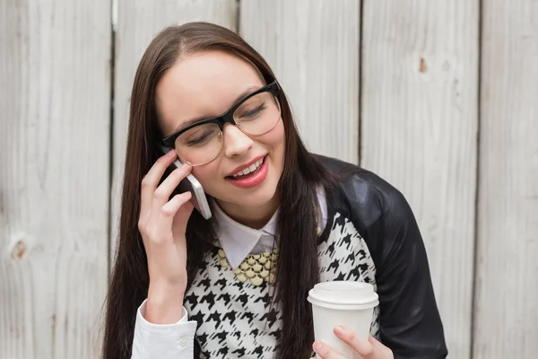 Mooie hipster praten over de telefoon met koffie — Stockfoto