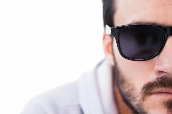Nahaufnahme eines ernsten Mannes mit Sonnenbrille — Stockfoto