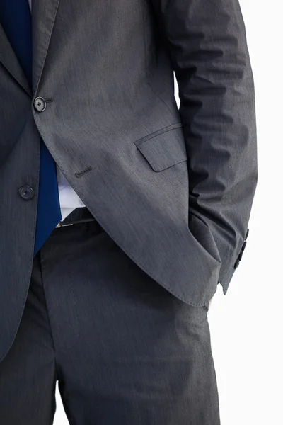 Uomo d'affari in piedi con la mano in tasca — Foto Stock