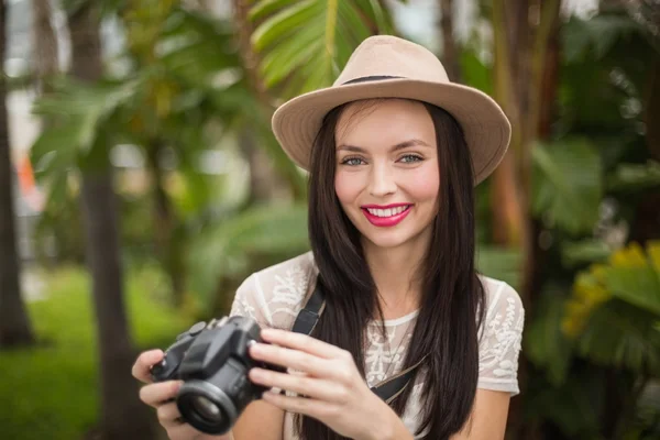 Cantik brunette memegang kameranya — Stok Foto