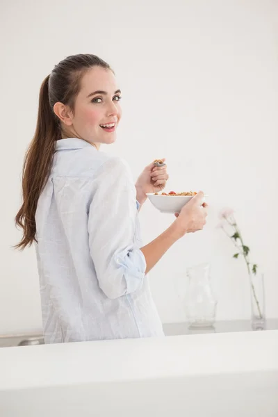 Mooie brunette eten kom van granen — Stockfoto