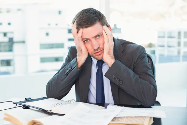 Benadrukt zakenman met hoofd in handen — Stockfoto