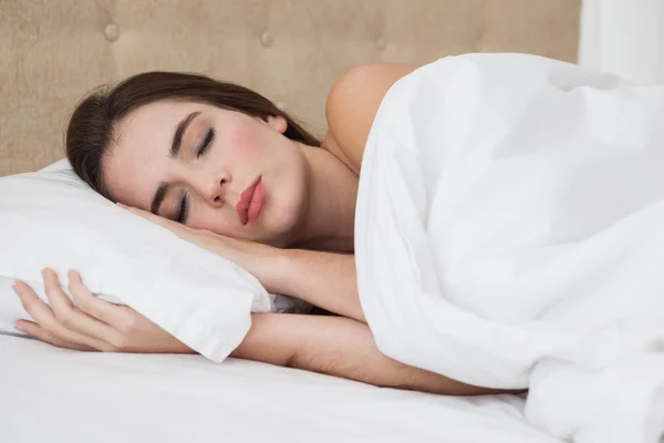 Pretty brunette lying in bed sleeping — Stock Photo, Image