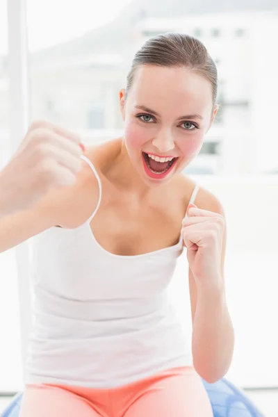 Fit brunette putting her fists up — Stock Photo, Image