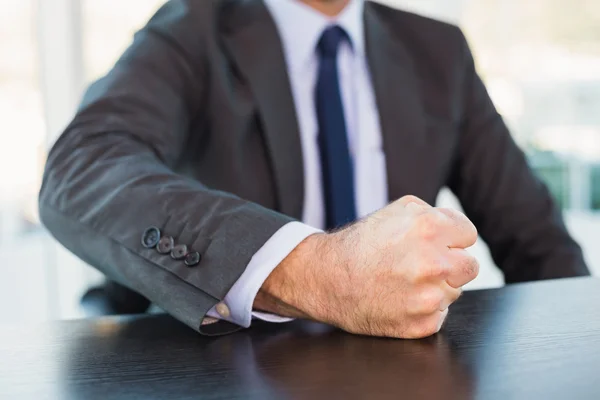 Homem de negócios irritado bater a mesa — Fotografia de Stock