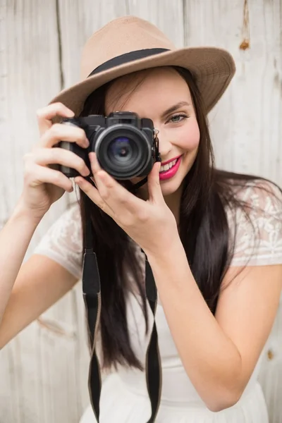 Söt brunett tar ett foto — Stockfoto