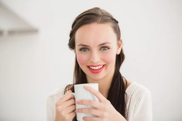 Pretty brunette holding a mug — Stock Photo, Image