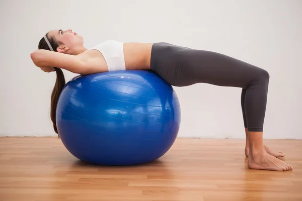 Adatta bruna che lavora con la palla da ginnastica — Foto Stock