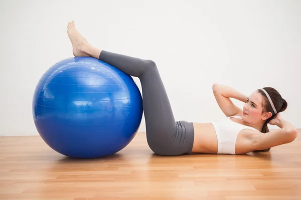 Fit brunette working out with exercise ball — Stock Photo, Image