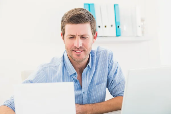 Un hombre de negocios leyendo documento — Foto de Stock