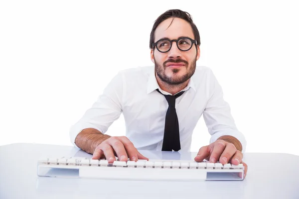 Travailleur d'affaires avec lunettes de lecture sur ordinateur — Photo