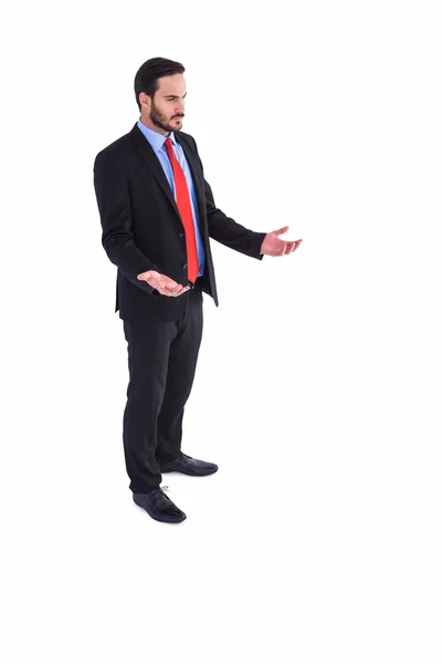 Сосредоточенный бизнесмен представляет руками — стоковое фото