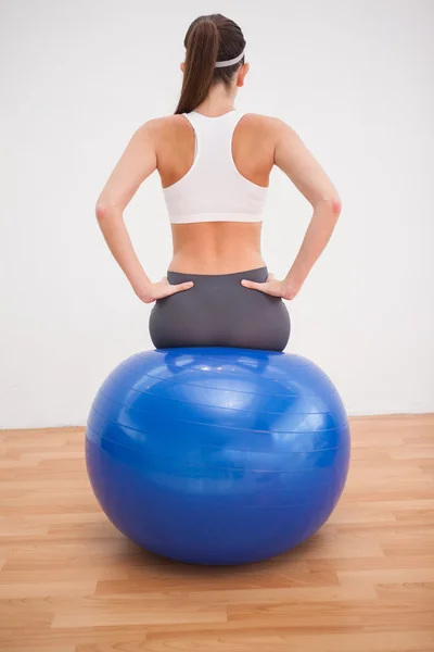 Fit Brünette trainiert mit Gymnastikball — Stockfoto