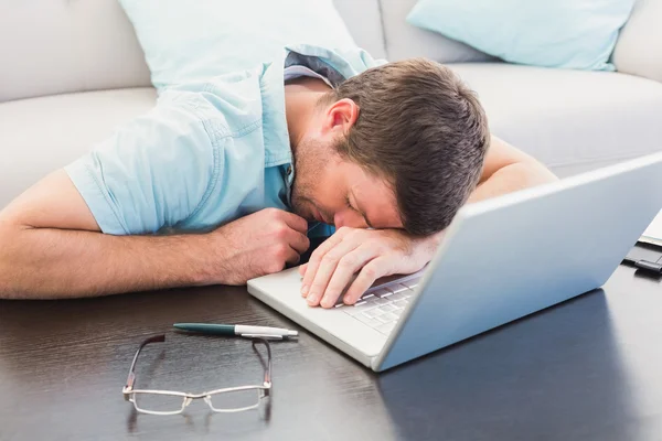 Hombre durmiendo en una mesa — Foto de Stock