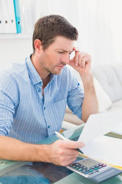 Affärsman läser dokument vid sitt skrivbord i hans kontor — Stockfoto