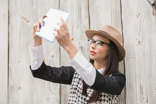 Pretty hipster using tablet pc — Stock Photo, Image